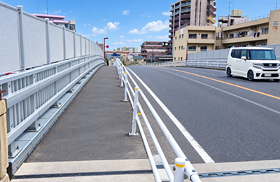 地覆の置換（跨線橋：安全面優先で採用）1